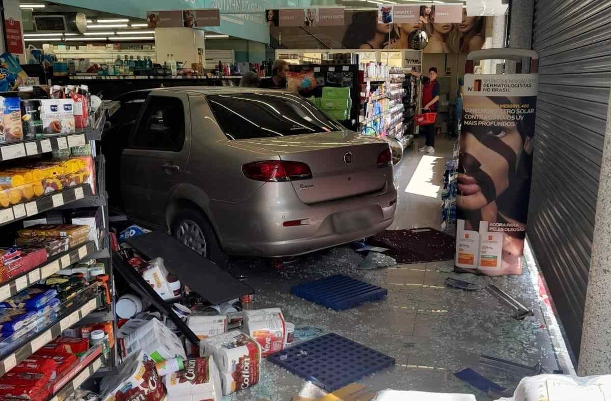 Motorista perde controle de carro e invade farmácia no bairro Serra em