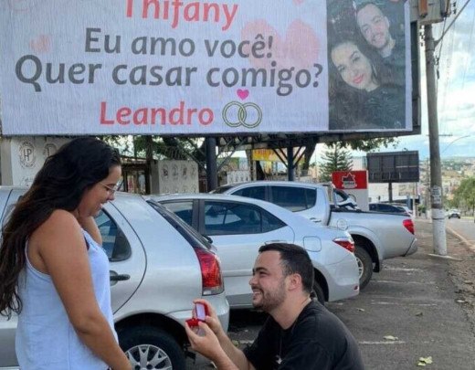 V Deo Homem Usa Outdoor Em Cidade De Mg Para Pedir Namorada Em