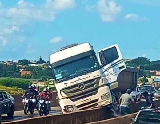 Caminhão sobe em mureta e bloqueia trânsito no Anel Rodoviário em BH