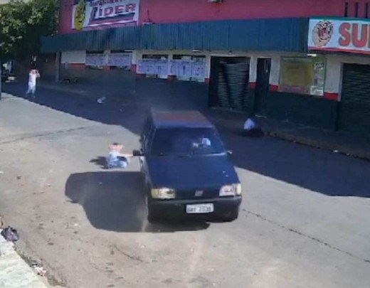 Vídeo duas pessoas são atropeladas por carro desgovernado em João