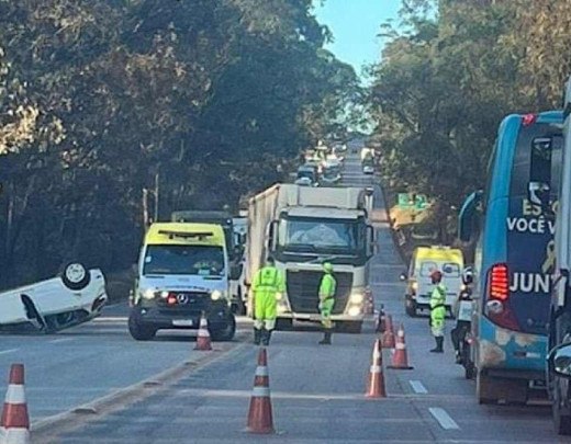 Carro Capota Ao Tentar Desviar De Cavalo Estado De Minas