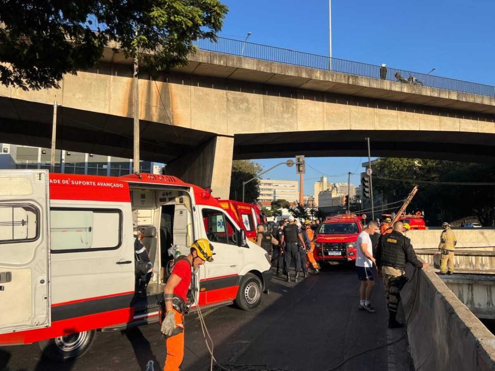 BH Acidente De Moto Provoca Queda De Guarda Municipal No Leito Do