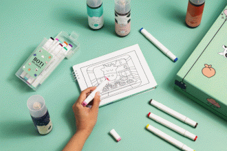 O Boticário transforma body splashes em arte e lança livro de colorir