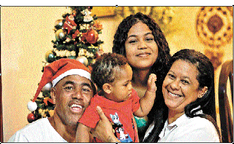 'Acho mesmo que foi um milagre, e até os médicos que fizeram meu parto firmaram ser ‘um presente de Deus’', Karina Campos de Oliveira
De 49, técnica de enfermagem, ao lado do marido Jocilei e dos filhos João Miguel, de 9 meses, e Mel Luize, de 19 anos  -  (crédito: LEANDRO COURI/EM/D.A PRESS)