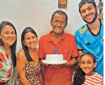 "A sa&uacute;de, sem d&uacute;vida, &eacute; o melhor presente de Natal que podemos ter", Patr&iacute;cia Ferreira Batista de Souza ao lado do pai, Roberto, com os irm&atilde;os Priscila e Jo&atilde;o Batista e a sobrinha Maria Eduarda, filha de Priscila