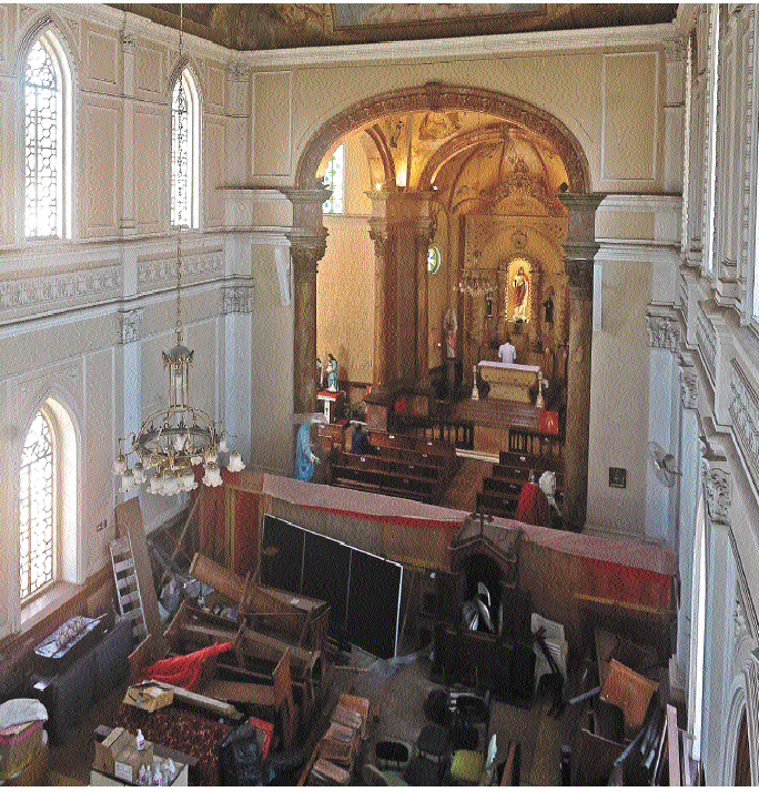 Diante de inúmeros problemas, foi feito o isolamento da nave, deixando disponíveis 
aos fiéis apenas 30 dos 300 assentos existentes na Igreja Sagrado Coração de Jesus -  (crédito: LEANDRO COURI/EM/D.A PRESS)