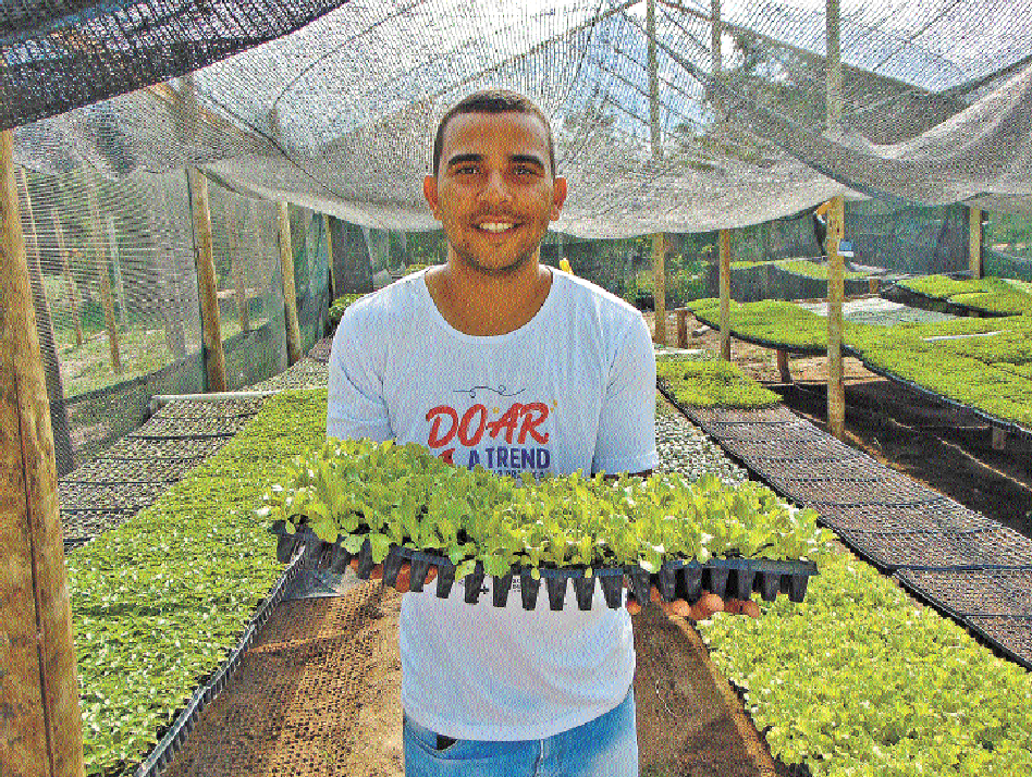"Percebi que os agricultores n&atilde;o tinham onde comprar as mudas, que vinham de lugares distantes, al&eacute;m de chegarem estragadas", Marcos Antonio Batista Rocha, de 27 anos, ex-retirante que voltou para a comunidade de Olhos D&rsquo;&Aacute;gua, na zona rural de Porteirinha, no Norte de Minas, e virou produtor de mudas