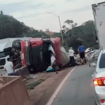 Grande BH: Acidente envolvendo caminhão deixa uma pessoa ferida na BR-381 - Redes Sociais/Reprodu&ccedil;&atilde;o