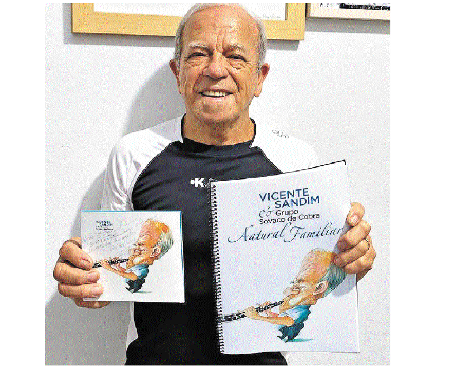 'A música é engraçada. Você tem que ter inspiração. Às vezes, a gente está sentado em algum lugar e a  melodia surge de repente na cabeça. Aí eu passo para a partitura, vou assoviando e escrevendo', Vicente Paulo Sandim, Músico luziense, 90 anos -  (crédito: luisa santos/leia agora)