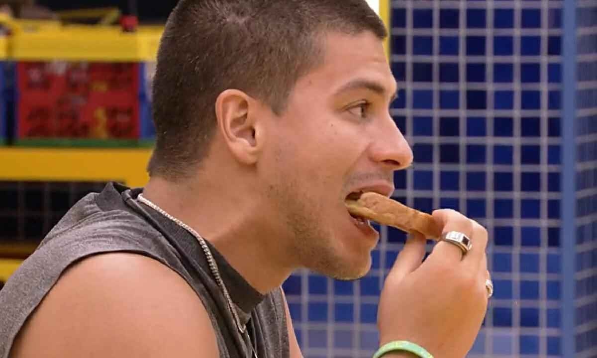 Arthur Aguiar comendo pão no BBB - (crédito: TV Globo/Reprodução)
