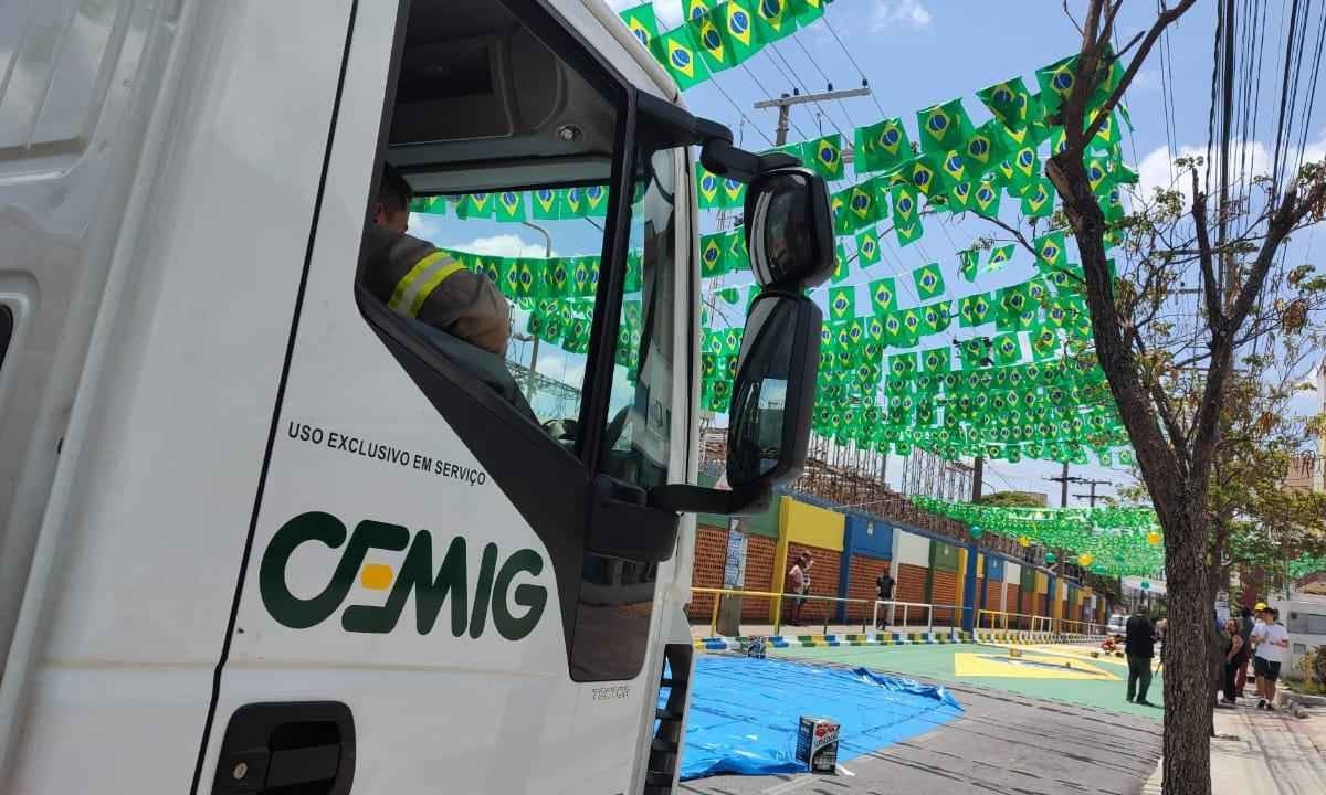 Carro da Cemig na Rua da Copa com bandeiras do brasil no poste -  (crédito: Jair Amaral/EM/D.A Press)