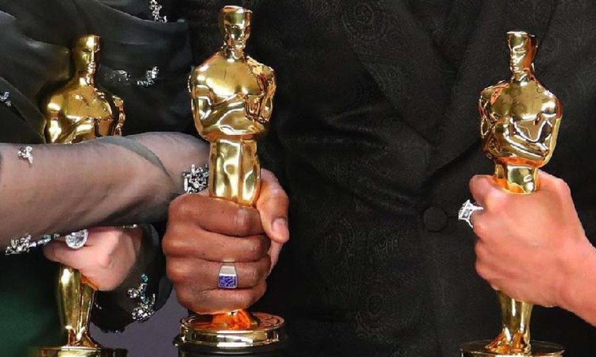 Close de estatuetas do Oscar nas m&atilde;os de pessoas -  (crédito: Getty Images)