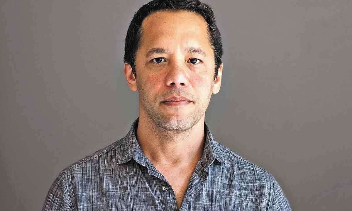 De pé, contra parede de cor neutra, Itamar Vieira Junior encara a câmera
 -  (crédito: Renato Parada/Divulgação)
