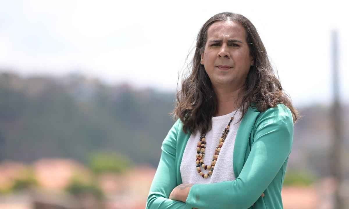 Duda Salabert, mulher trans usando blusa branca com um blaser verde claro -  (crédito: DOUGLAS MAGNO)