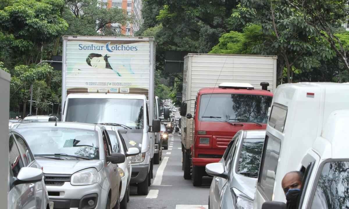 Motoristas flagrados descumprindo a norma estar&atilde;o sujeitos &agrave;s penalidades do C&oacute;digo de Tr&acirc;nsito Brasileiro -  (crédito: Edesio Ferreira/EM/D.A Press)