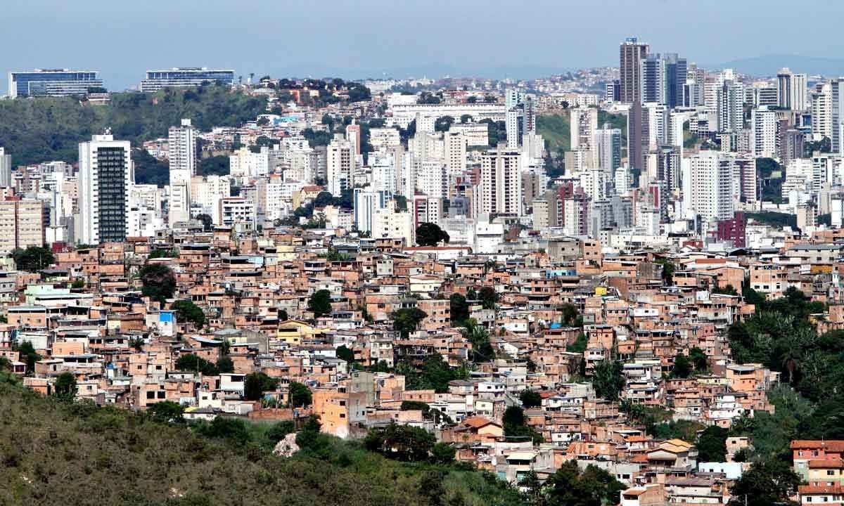 Foto mostra favela em primeiro plano em BH e pr&eacute;dios ao fundo -  (crédito: Ed&eacute;sio Ferreira/EM/D.A Press - 4/3/21)