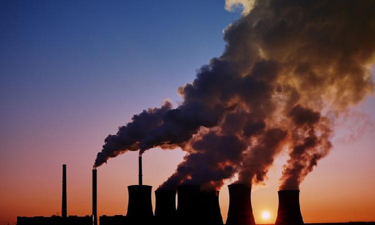 Fumaça emitida por chaminé de fábrica: A poluição externa é um dos fatores considerados de risco, segundo especialistas - (crédito: Getty Images) Fumaça emitida por chaminé de fábrica: A poluição externa é um dos fatores considerados de risco, segundo especialistas - (crédito: Getty Images)