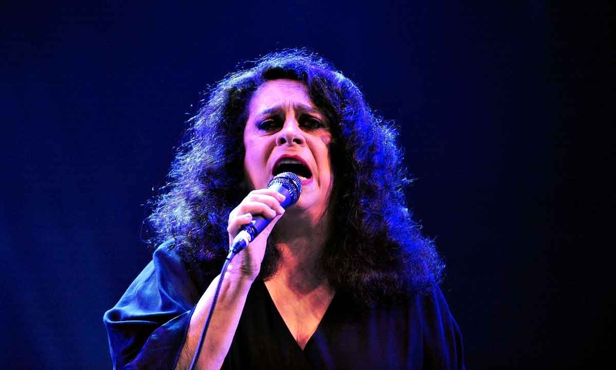 Gal Costa canta, com o microfone na mão, durante show -  (crédito: Alexandre Guzanshe/EM/D.A Press)