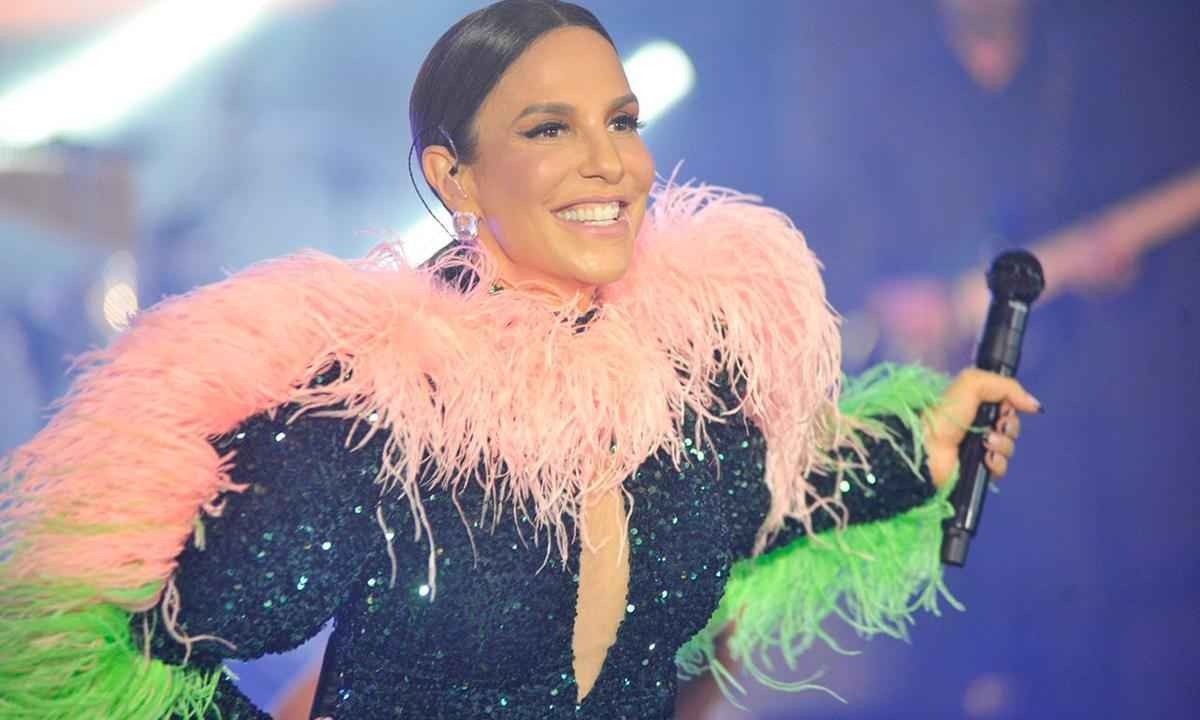 Ivete Sangalo, maquiada e com o cabelo preso, sorri durante show -  (crédito: Daniel Janssens/Divulgação)