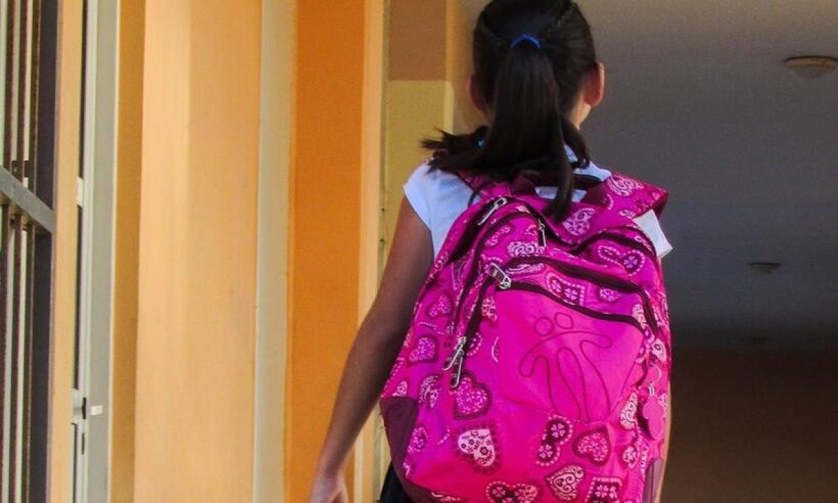 menina com mochila nas costas andando no corredor da escola -  (crédito:  Dimitris Vetsikas/Pixabay)