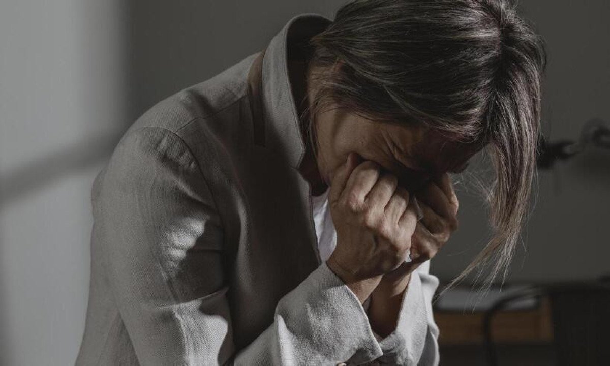 mulher adulta se estressando em casa -  (crédito: Freepik )
