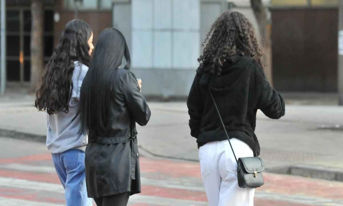 Mulheres com roupas de frio andando pela rua em BH -  (crédito: Marcos Vieira/EM/D.A Press)