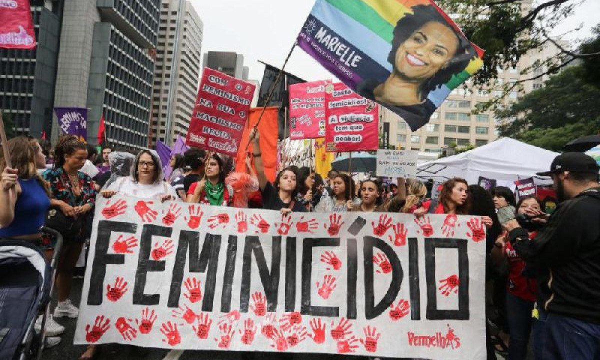 Em m&eacute;dia, as armas provocaram a morte de 2.200 mulheres a cada ano no Brasil no per&iacute;odo analisado - o equivalente a seis mortes por dia -  (crédito: Getty Images)