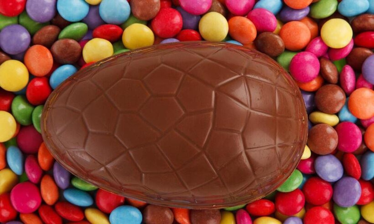 Essa definição não capta a essência de muitos produtos que, embora rotulados como artesanais, envolvem processos industriais, como o caso de um chocolate industrializado utilizado para fazer um ovo de Páscoa artesanal - (crédito: Pixabay ) Essa definição não capta a essência de muitos produtos que, embora rotulados como artesanais, envolvem processos industriais, como o caso de um chocolate industrializado utilizado para fazer um ovo de Páscoa artesanal - (crédito: Pixabay )
