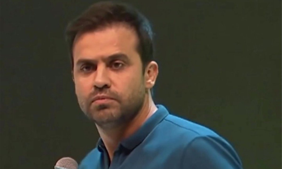 Pablo Marçal de camisa azul, corpo voltado para a esquerda e olhando para a câmera -  (crédito: Reprodução/Instagram)
