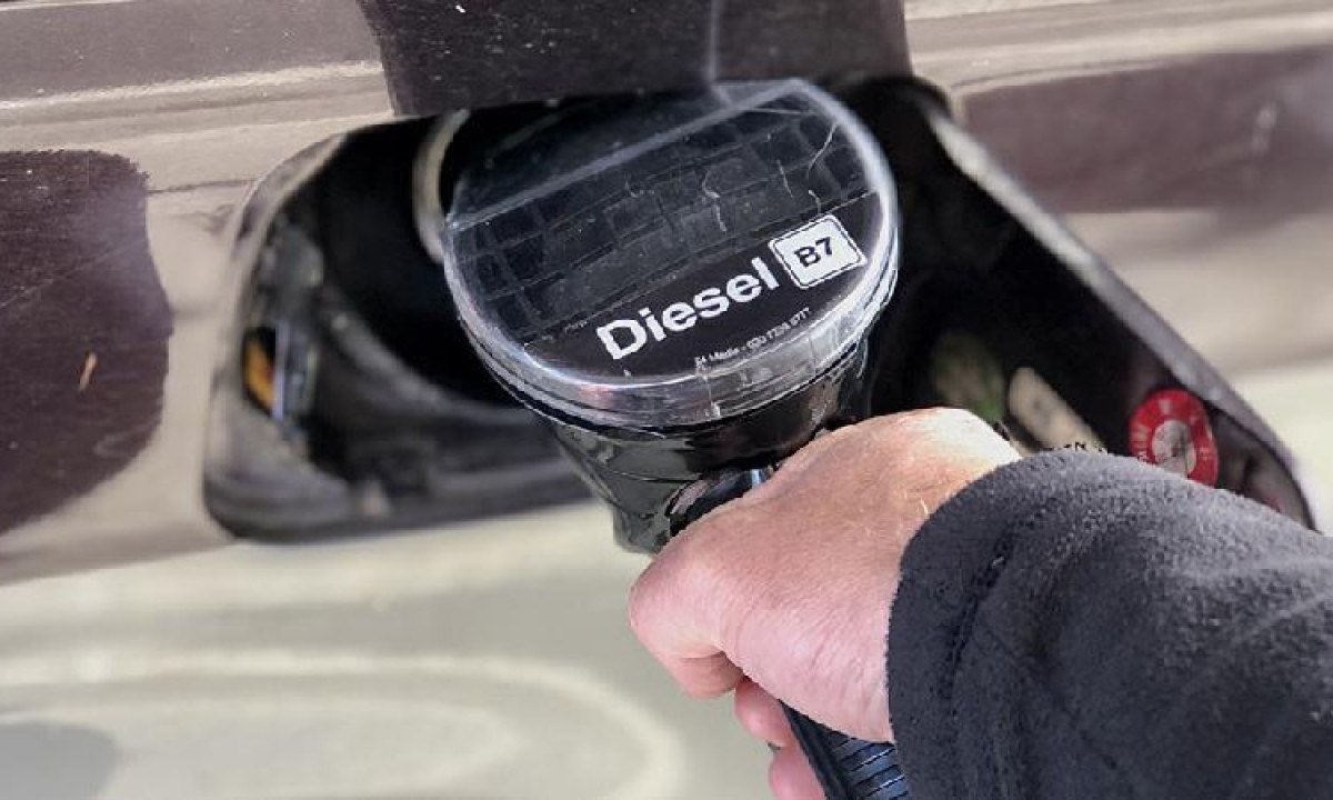Pessoa abastecendo com óleo diesel -  (crédito: Getty Images)