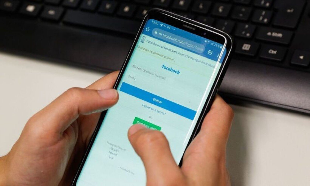 pessoa acessa o Facebook pelo smartphone -  (crédito: Fernando Frazão/Agência Brasil
)