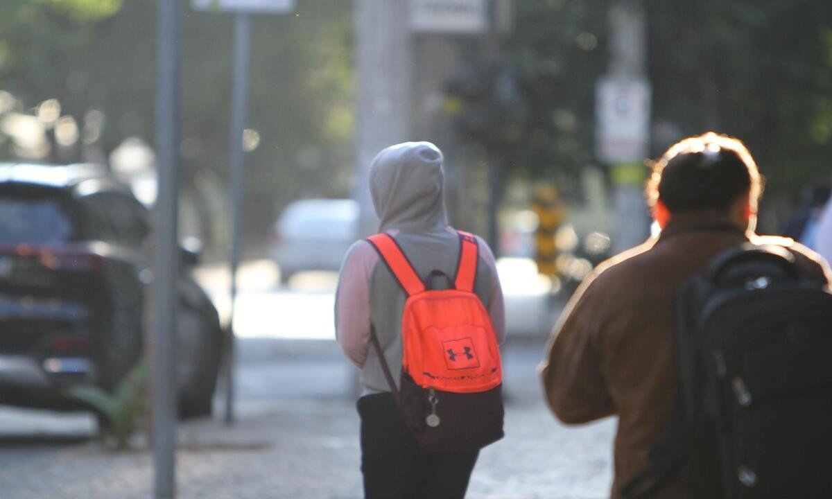 Pessoas com roupas de frio  -  (crédito: Edesio Ferreira/EM/D.A Press)