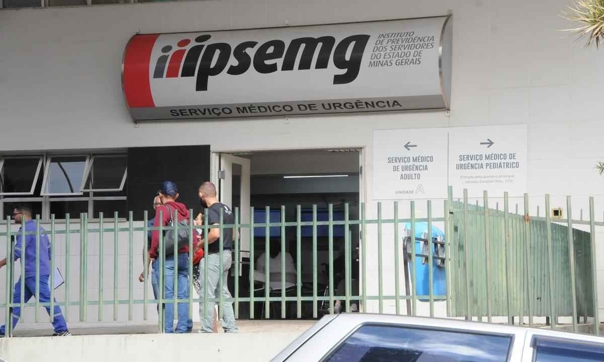 Pessoas na faixada do Ipsemg -  (crédito: Paulo Filgueiras/EM/D.A Press)