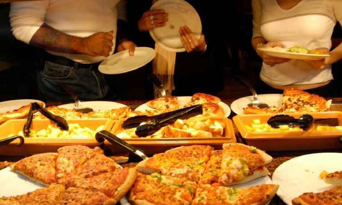 Pessoas se servindo em buffet -  (crédito: BBC)