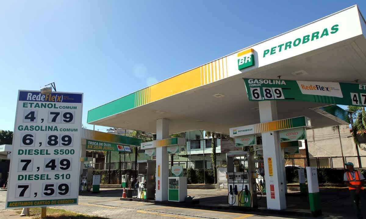 Placa de posto de gasolina com preços em BH -  (crédito: Jair Amaral/EM/D.A Press)