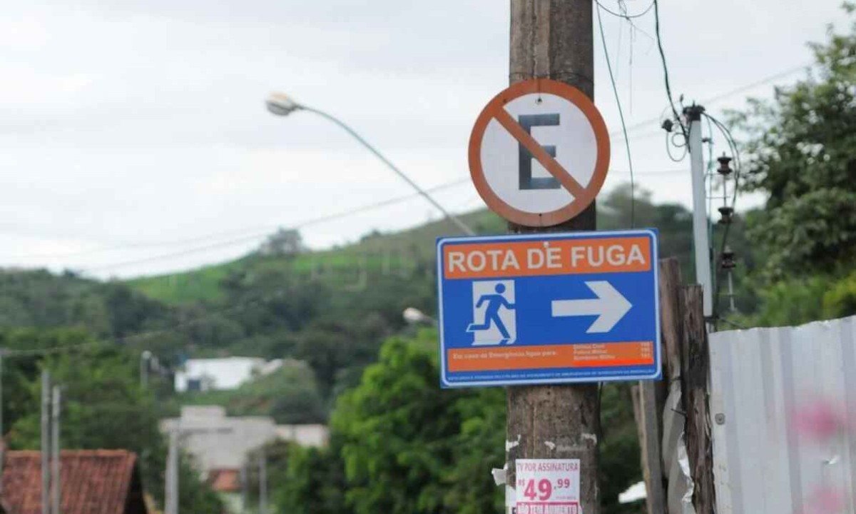 Placa escrito "Rota de Fuga" e seta apontando para a direita. Acima, placa de proibido estacionar.  -  (crédito: Tulio Santos/EM/D.A Press)