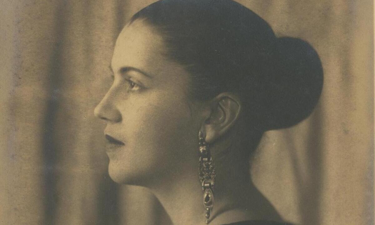 Retrato da pintora Tarsila do Amaral, que está de cabelos presos e olha para a câmera -  (crédito: Coleção Pedro Corrêa do Lago/reprodução)