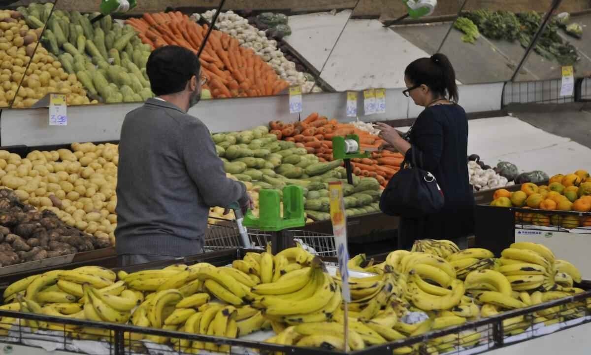 sacolão em bh, dá para ver várias frutas, legumes e verduras -  (crédito: Juarez Rodrigues/EM/D.A Press)