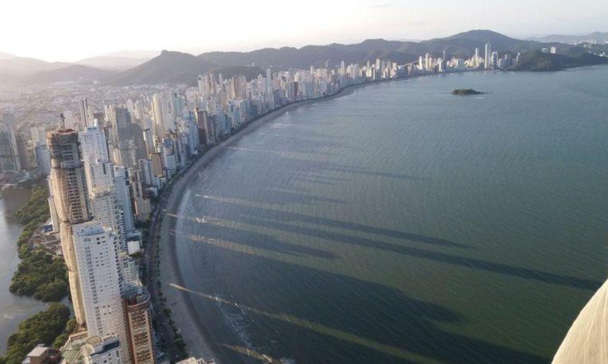 Sombra de edif&iacute;cios na Praia Central de Balne&aacute;rio Cambori&uacute; -  (crédito: CORTESIA DE CASSIO WOLLMANN)