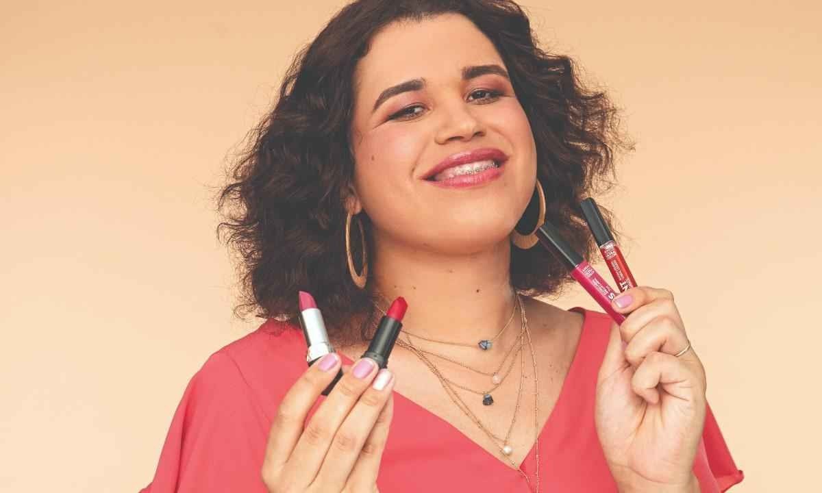 Travesti Eva Pires posando com batons da Avon para campanha do M&ecirc;s Violeta, em junho  -  (crédito: Avon/Divulga&ccedil;&atilde;o)