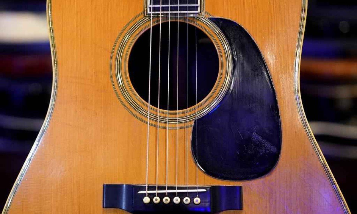 violão de Eric Clapton que vai a leião -  (crédito: TIMOTHY A. CLARY / AFP)