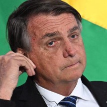 Bolsonaro chama Barroso de "mau caráter" e diz que Moraes "tem um problema" - Jim WATSON / AFP