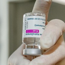 AstraZeneca encerra vendas de vacina contra  COVID após  efeito colateral - DeFodi Images/Getty Images