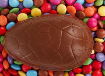 Essa definição não capta a essência de muitos produtos que, embora rotulados como artesanais, envolvem processos industriais, como o caso de um chocolate industrializado utilizado para fazer um ovo de Páscoa artesanal -  (crédito: Pixabay )