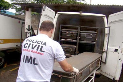 Corpo foi recolhido pelo rabecão e encaminhado para exames no IML -  (crédito: PCMG)