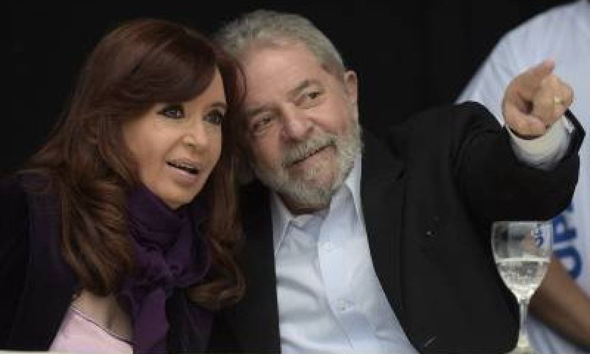 Argentine President Cristina Fernandez de Kirchner (L) listens to Brazilian former President (2003-2011) Luiz Inacio Lula da Silva as Buenos Aires governor and Argentine presidential candidate for the ruling Front For Victory (FPV) party Daniel Scioli (not in frame) delivers a speech in Buenos Aires outskirts on September 9, 2015, during a ceremony to inaugurate a health center based on a Brazilian model. Lula da Silva said Sunday he supports Scioli for October 25 general elections in Argentina.  AFP PHOTO / JJUAN MABROMATA -  (crédito: JUAN MABROMATA)