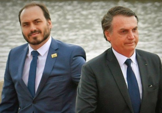 Carlos diz que Bolsonaro investiga possível câncer: 'Agoniante'