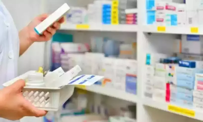atendente de farmácia segura medicamentos nas mãos -  (crédito: Pixabay)