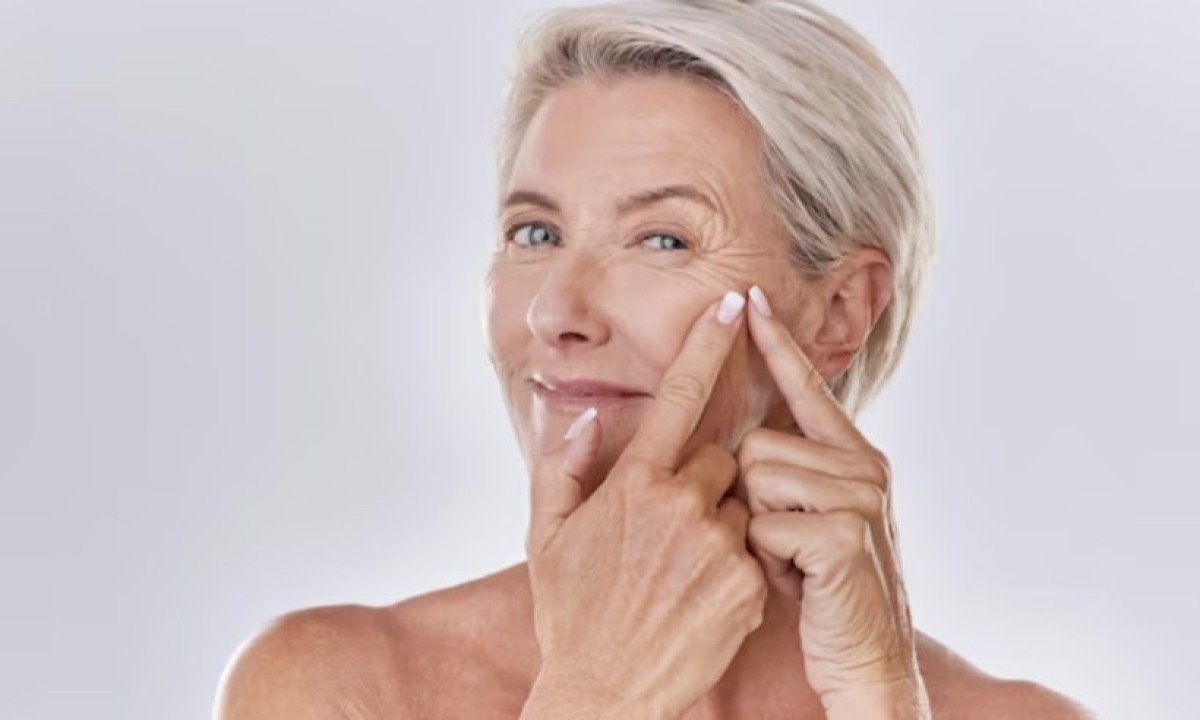 Rugas n&atilde;o s&oacute; ao redor dos olhos, mas tamb&eacute;m no colo, incomodam muitas mulheres e dermatologista explica com lidar com essas linhas indesejadas -  (crédito: Freepik)