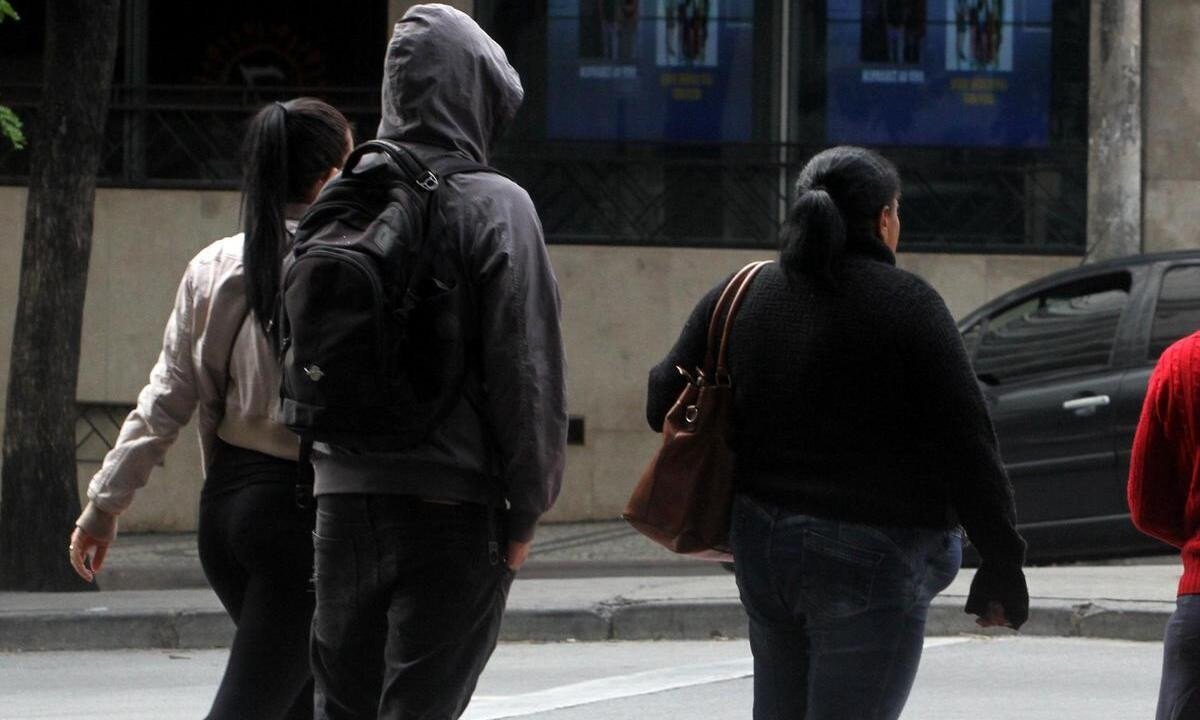 Imagem de pessoas nas ruas de BH com roupas de frio -  (crédito: Jair Amaral/EM/D.A Press)